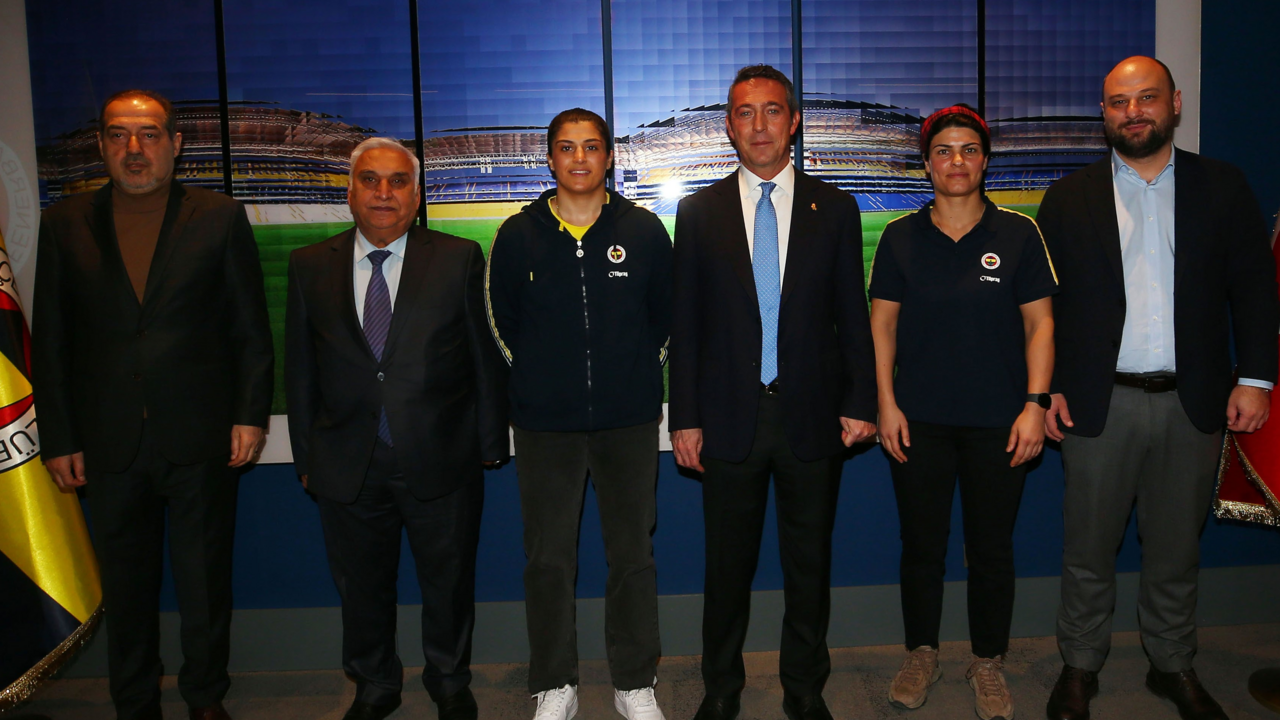 Fenerbahçe, Trabzonspor’un Olimpiyat Şampiyonunu kaptı: Altın yumruk! Fenerbahçe, Trabzonspor’un Olimpiyat Şampiyonunu kaptı: Altın yumruk!