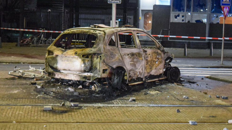 Hollanda'da ortalık karıştı, göstericiler polis aracını ateşe verdi!