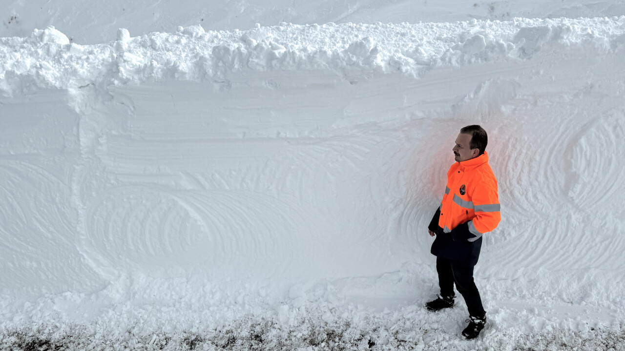 Ardahan 55 yılın rekorunu kırdı! Onlarca işçi günlerdir kamyon kamyon kar atıyor