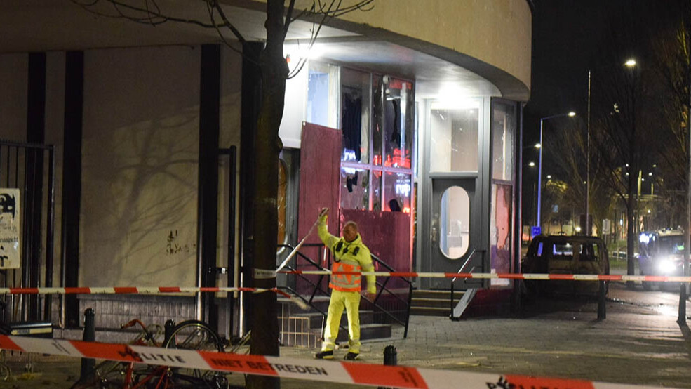 Hollanda'da ortalık karıştı, göstericiler polis aracını ateşe verdi!