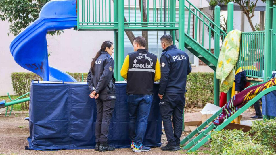 Antalya'da çocuk oyun parkında ceset bulundu, görmek isteyenler polisi çileden çıkardı