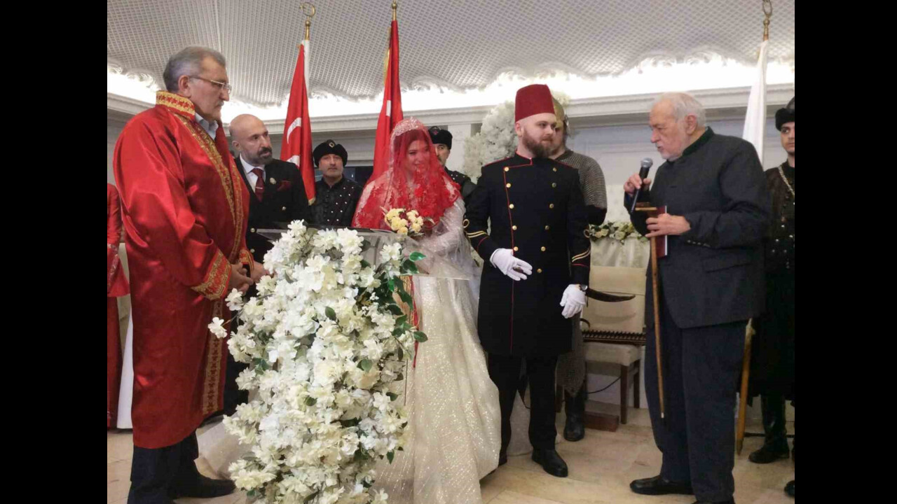Osmanlı Hanedanı'ndan Berna Sultan Osmanoğlu kimdir, evlendi mi? Osmanlı Hanedanı'ndan Berna Sultan Osmanoğlu kimdir, evlendi mi?