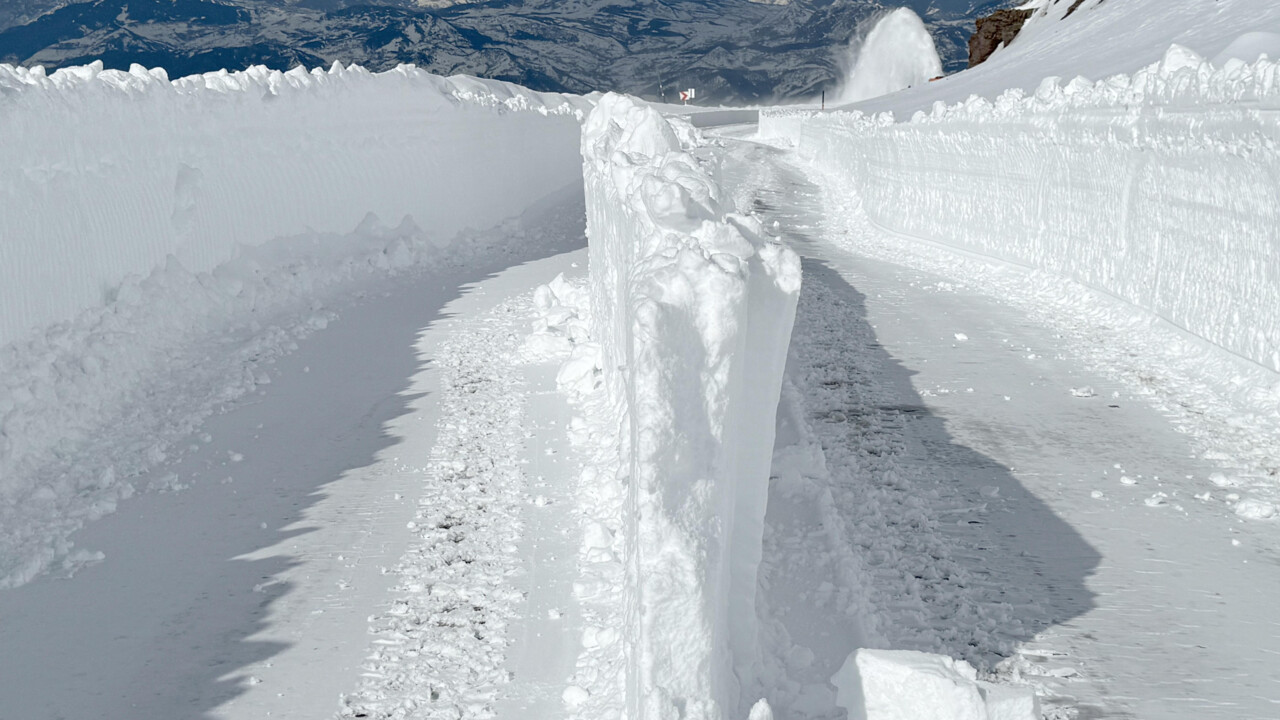 Ardahan 55 yılın rekorunu kırdı! Onlarca işçi günlerdir kamyon kamyon kar atıyor