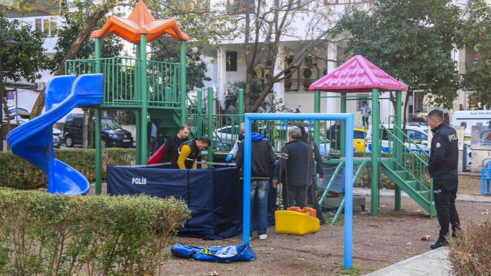 Antalya'da çocuk oyun parkında ceset bulundu, görmek isteyenler polisi çileden çıkardı