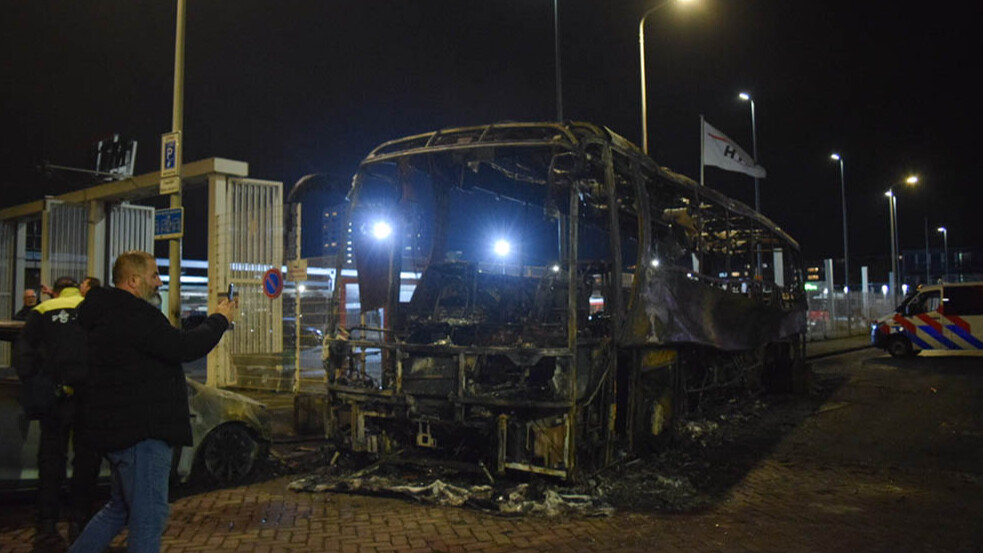 Hollanda'da ortalık karıştı, göstericiler polis aracını ateşe verdi!