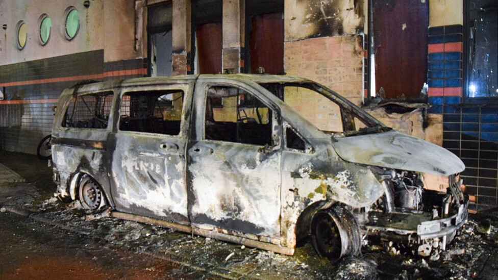 Hollanda'da ortalık karıştı, göstericiler polis aracını ateşe verdi!