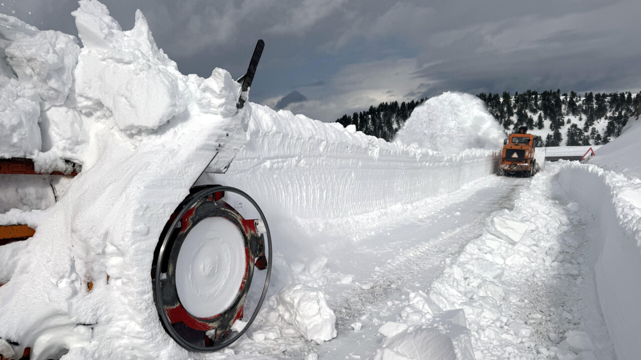 Ardahan 55 yılın rekorunu kırdı! Onlarca işçi günlerdir kamyon kamyon kar atıyor