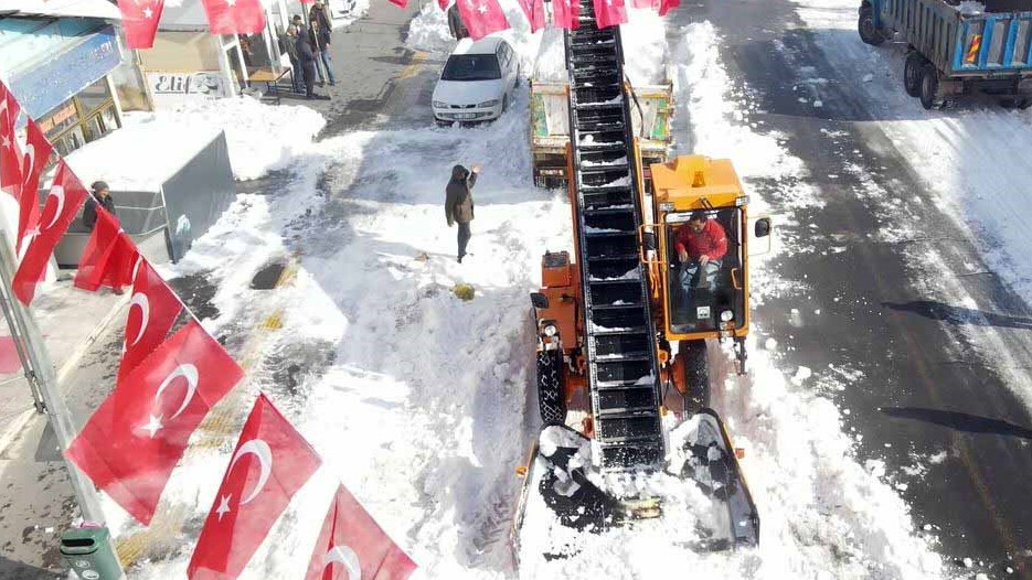 Ardahan 55 yılın rekorunu kırdı! Onlarca işçi günlerdir kamyon kamyon kar atıyor
