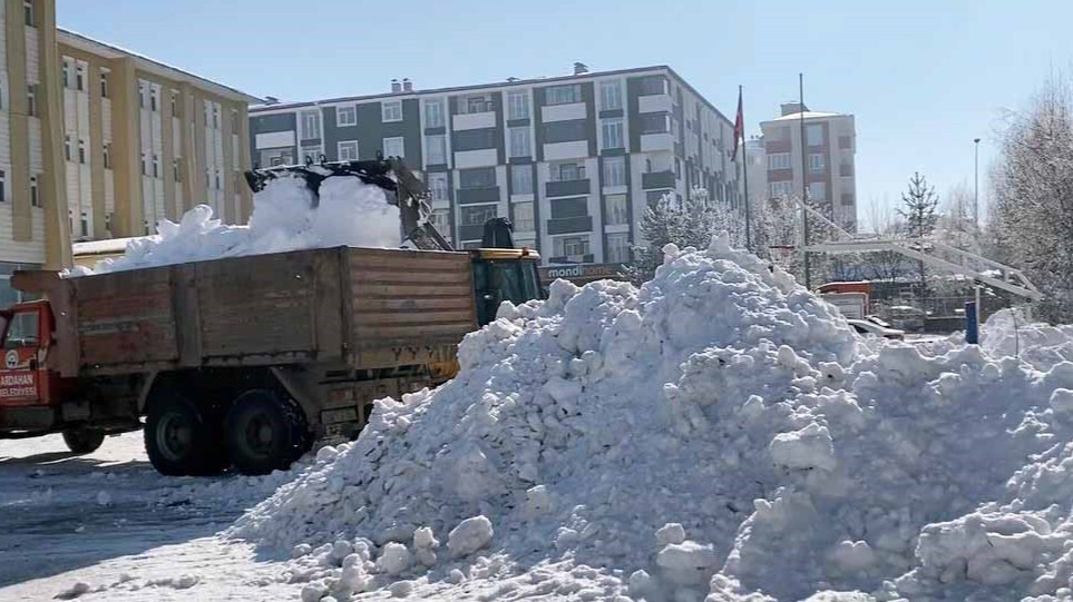 Ardahan 55 yılın rekorunu kırdı! Onlarca işçi günlerdir kamyon kamyon kar atıyor
