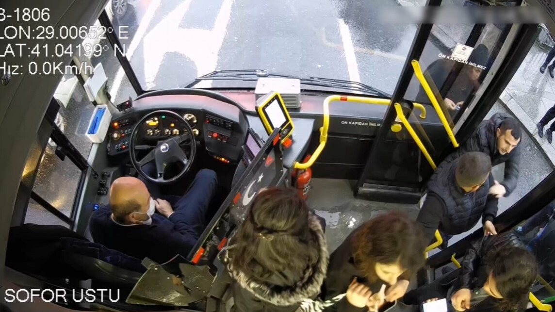 Beşiktaş'ta bir garip hırsızlık...Suç makinesi hırsız çaldığı telefonu beğenmeyip geri verdi Beşiktaş'ta bir garip hırsızlık...Suç makinesi hırsız çaldığı telefonu beğenmeyip geri verdi