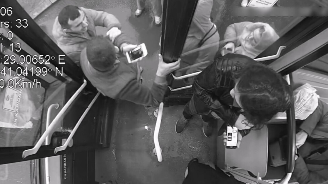 Beşiktaş'ta bir garip hırsızlık...Suç makinesi hırsız çaldığı telefonu beğenmeyip geri verdi Beşiktaş'ta bir garip hırsızlık...Suç makinesi hırsız çaldığı telefonu beğenmeyip geri verdi