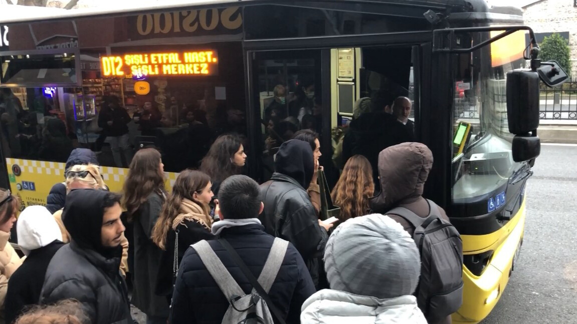 Beşiktaş'ta bir garip hırsızlık...Suç makinesi hırsız çaldığı telefonu beğenmeyip geri verdi Beşiktaş'ta bir garip hırsızlık...Suç makinesi hırsız çaldığı telefonu beğenmeyip geri verdi