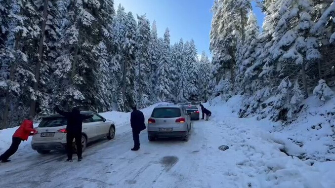 Bolu'da tatil yolu çile yolu oldu: Araçları iterek kurtardılar