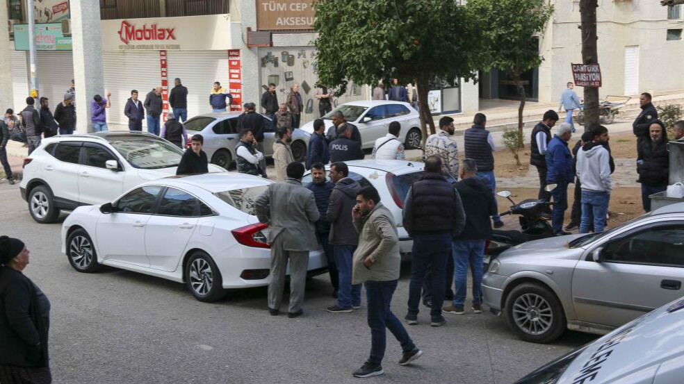 Antalya'da çocuk oyun parkında ceset bulundu, görmek isteyenler polisi çileden çıkardı