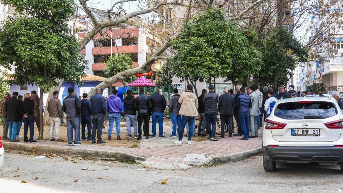 Antalya'da çocuk oyun parkında ceset bulundu, görmek isteyenler polisi çileden çıkardı