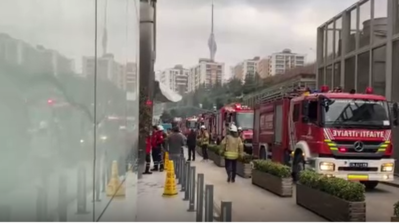 İstanbul'da lüks sitede korku dolu anlar! Otopark cayır cayır yandı İstanbul'da lüks sitede korku dolu anlar! Otopark cayır cayır yandı