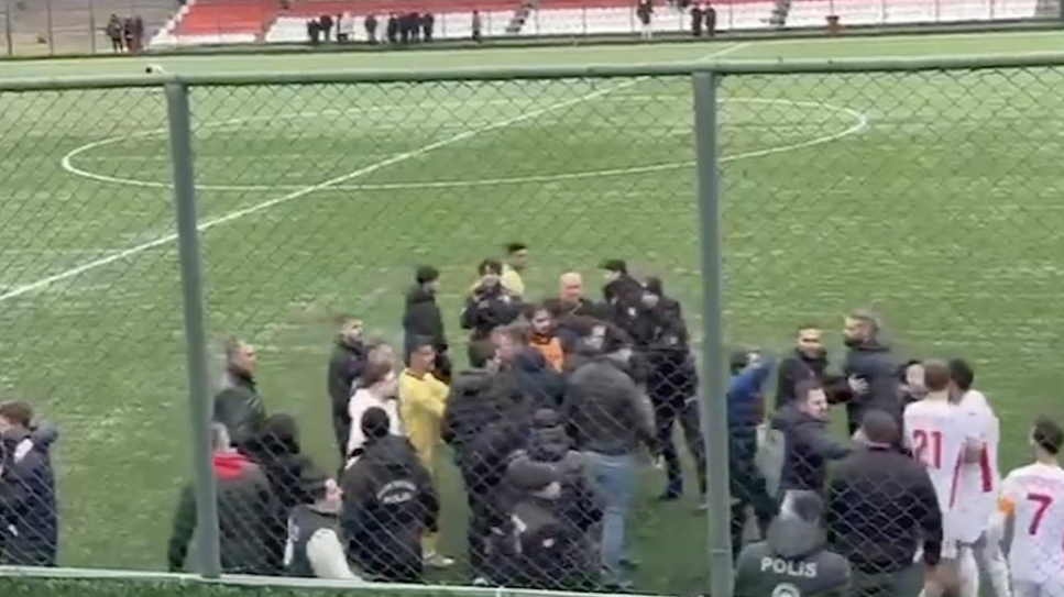 Amatör Lig'de 3 maçta saha karıştı! Kavgayı polis ekipleri ayırdı