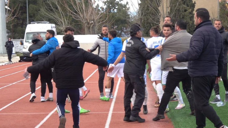 Amatör Lig'de 3 maçta saha karıştı! Kavgayı polis ekipleri ayırdı