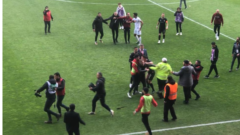 Amatör Lig'de 3 maçta saha karıştı! Kavgayı polis ekipleri ayırdı