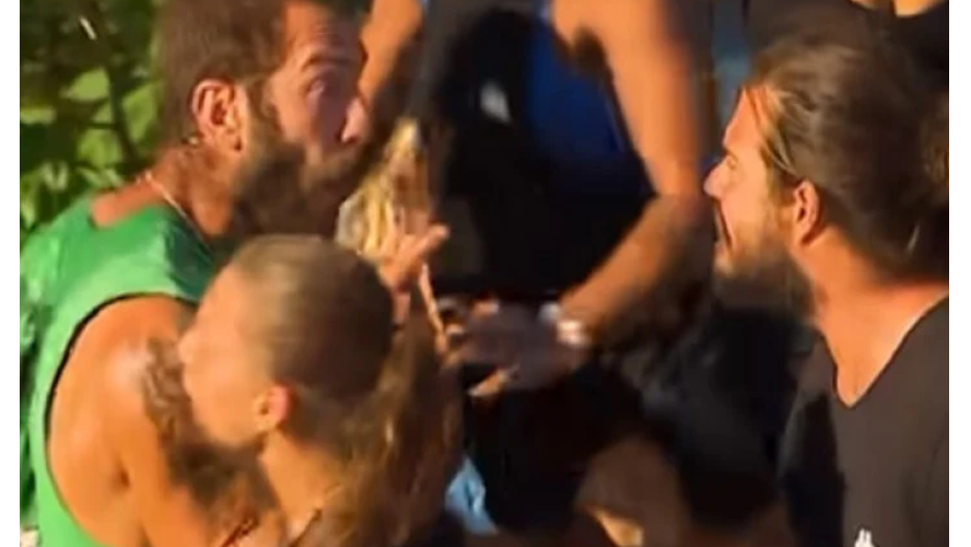Acun bu defa sinirden küplere binecek! Survivor’da ortalık bir anda savaş alanına döndü, ekipler hemen sahaya girdi Acun bu defa sinirden küplere binecek! Survivor’da ortalık bir anda savaş alanına döndü, ekipler hemen sahaya girdi