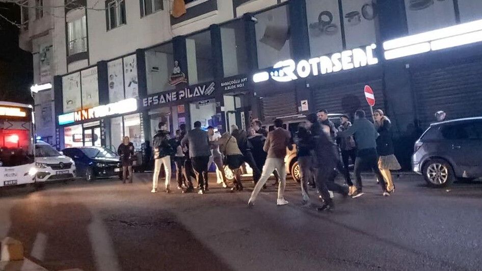 En mutlu günleri kabusa döndü! Gelin ve damadın yakınları birbirine girdi