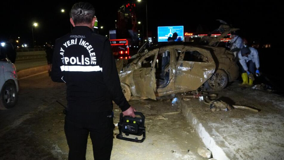 Adıyaman'da kaldırıma çarpan otomobil 150 metreden dere yatağına düştü: 1 polis öldü, 1 polis de yaralı
