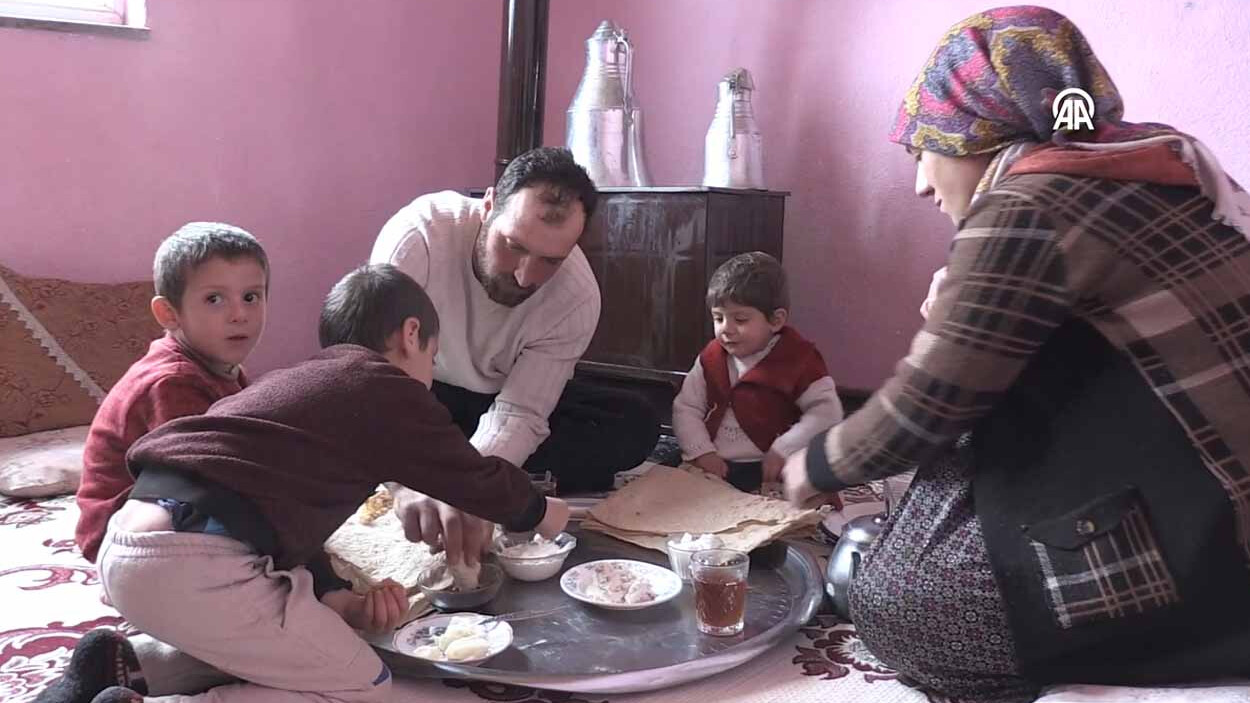 Metrelerce karın içinde bir başlarına yaşıyorlar: Dedemden babama ondan da bana kaldı