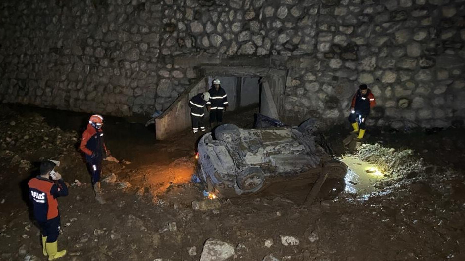Adıyaman'da kaldırıma çarpan otomobil 150 metreden dere yatağına düştü: 1 polis öldü, 1 polis de yaralı