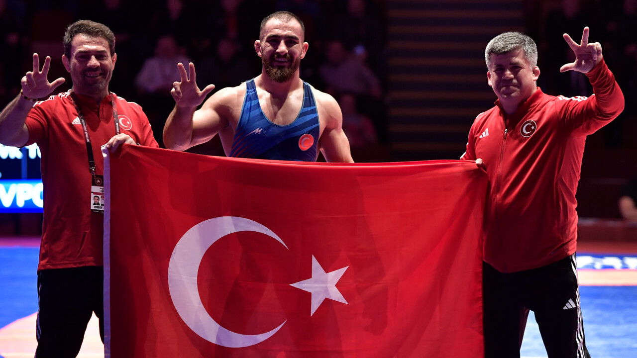 Türk güreşi Romanya'da tarih yazdı! Feyzullah Aktürk ve Taha Akgül Avrupa şampiyonu oldu