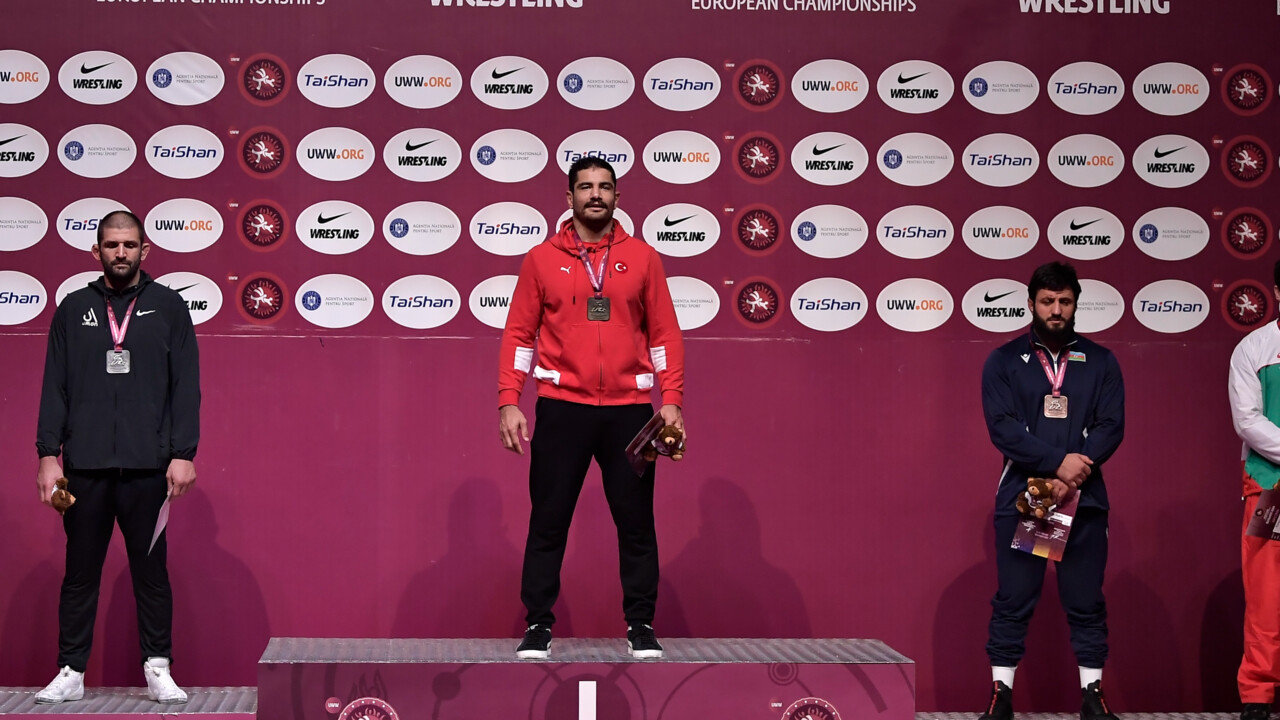 Türk güreşi Romanya'da tarih yazdı! Feyzullah Aktürk ve Taha Akgül Avrupa şampiyonu oldu