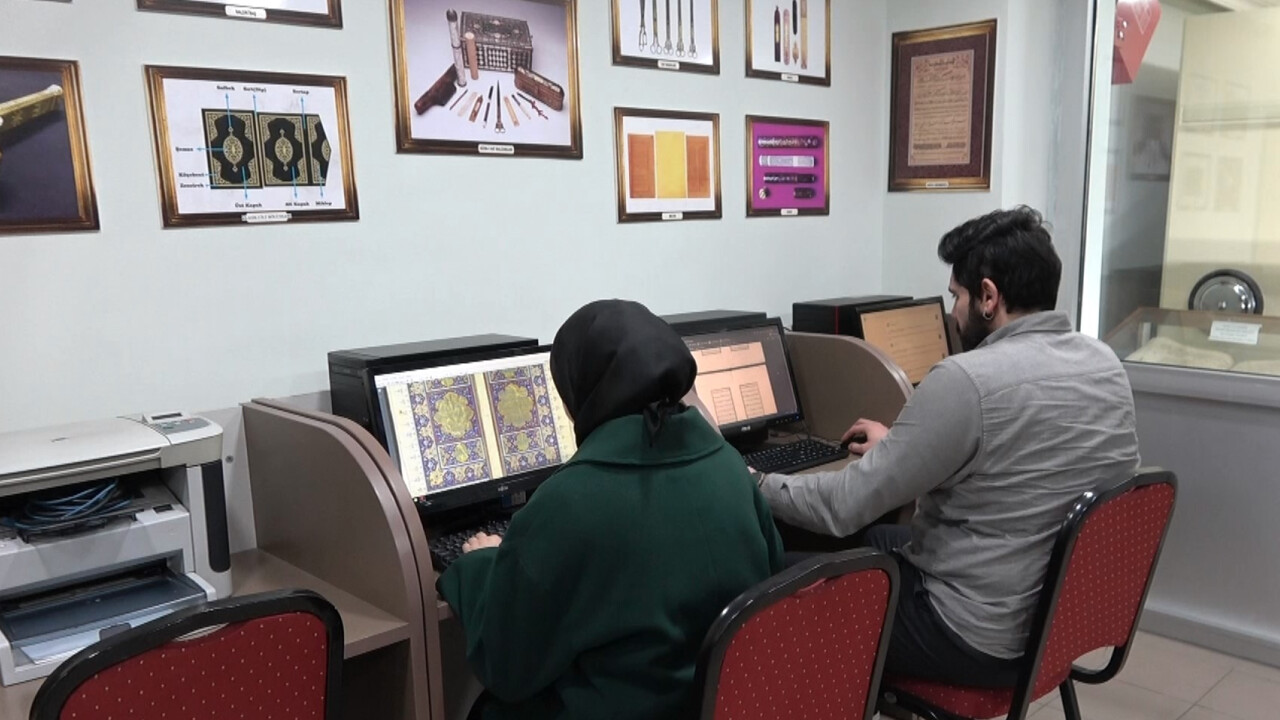 Malayca yazılan ilk Kur’an-ı Kerim tefsiri Bursa'da! İsmail Hakkı Bursevi Kütüphanesi'ndeki nadir eserler özel korumaya alındı Malayca yazılan ilk Kur’an-ı Kerim tefsiri Bursa'da! İsmail Hakkı Bursevi Kütüphanesi'ndeki nadir eserler özel korumaya alındı