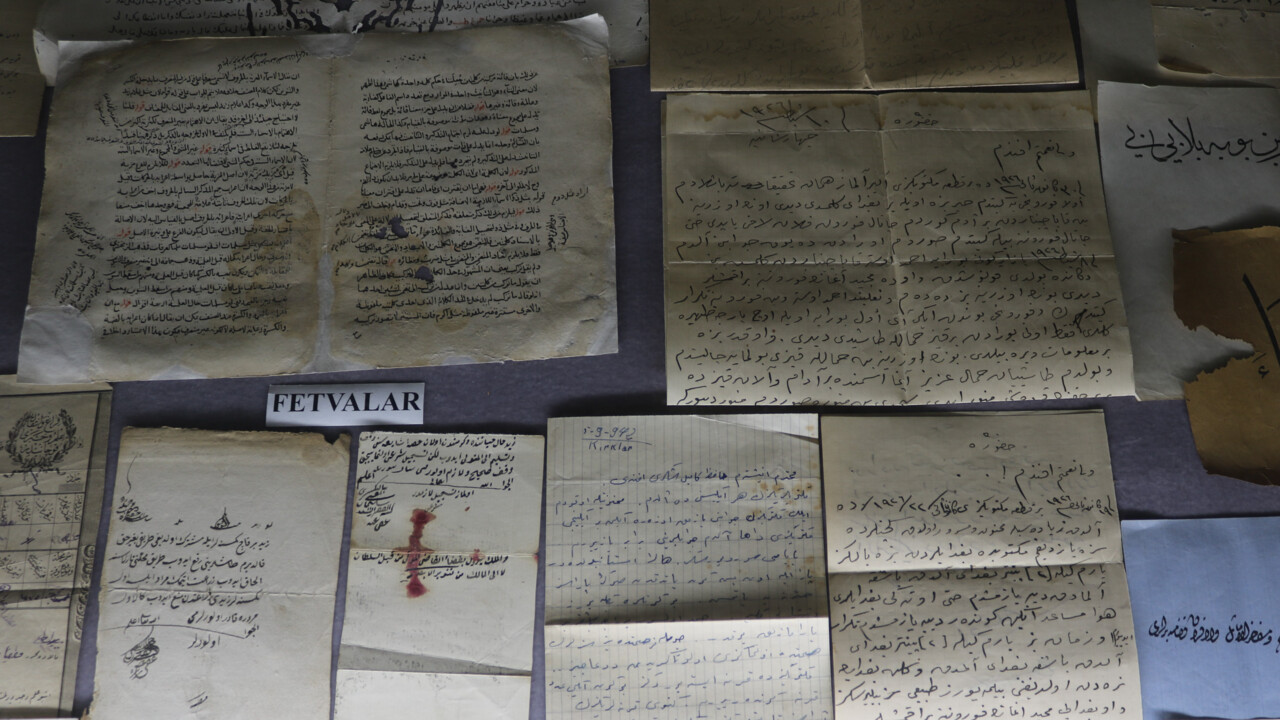 Malayca yazılan ilk Kur’an-ı Kerim tefsiri Bursa'da! İsmail Hakkı Bursevi Kütüphanesi'ndeki nadir eserler özel korumaya alındı Malayca yazılan ilk Kur’an-ı Kerim tefsiri Bursa'da! İsmail Hakkı Bursevi Kütüphanesi'ndeki nadir eserler özel korumaya alındı