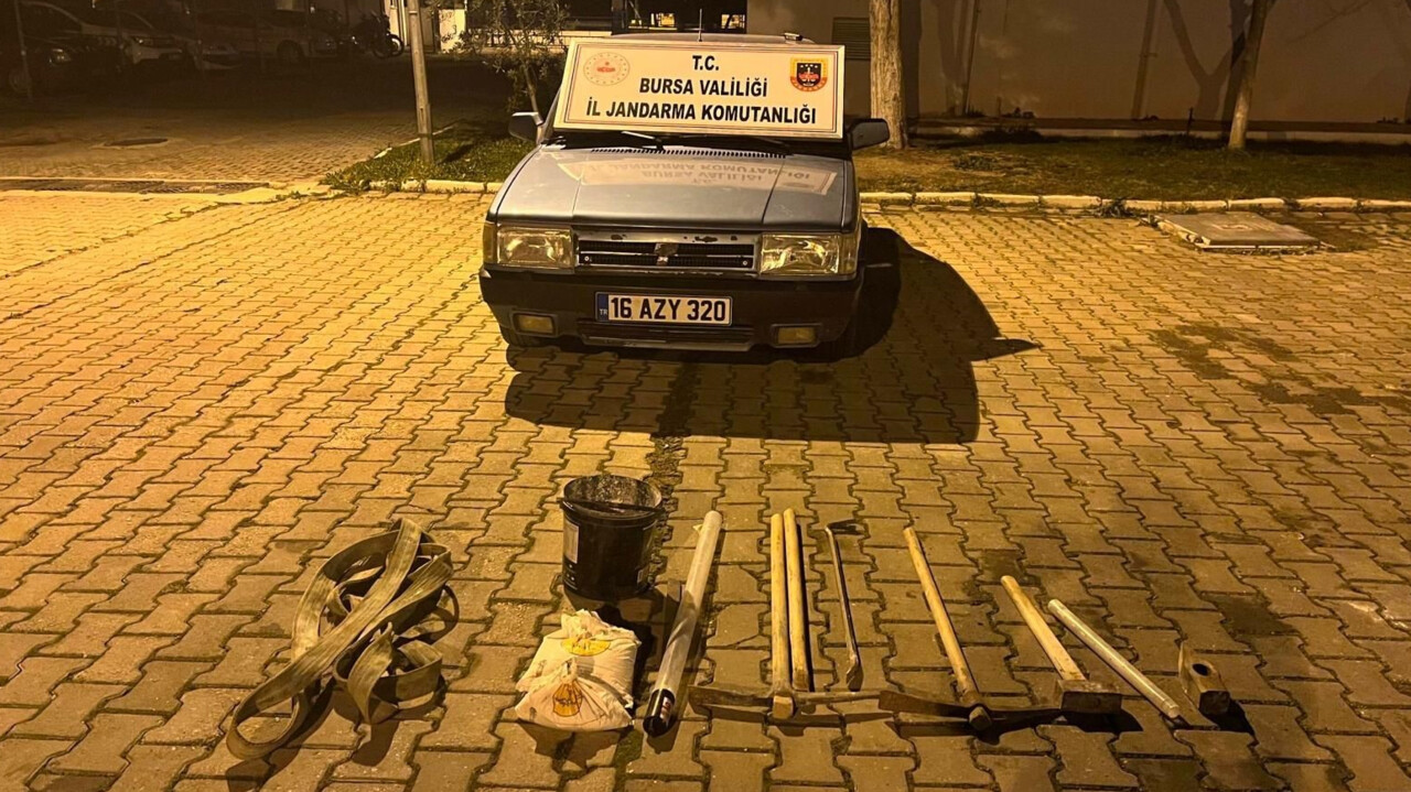 Roma dönemine ait mezarı asitle eritmeye çalıştılar! 3 defineciye suçüstü Roma dönemine ait mezarı asitle eritmeye çalıştılar! 3 defineciye suçüstü