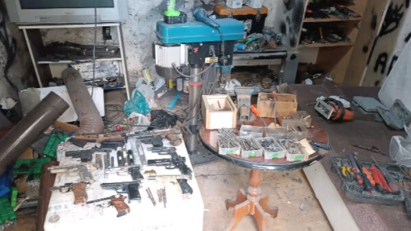 Muhtar adayından aile boyu silah ticareti: Evinden çıkanlar pes dedirtti Muhtar adayından aile boyu silah ticareti: Evinden çıkanlar pes dedirtti