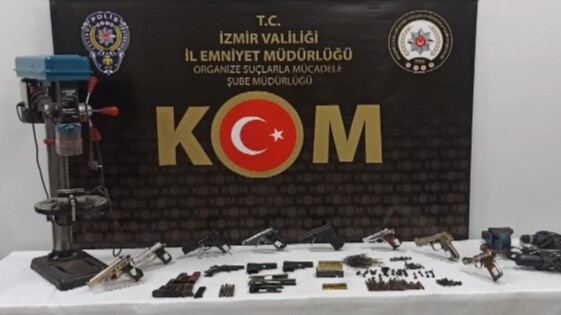 Muhtar adayından aile boyu silah ticareti: Evinden çıkanlar pes dedirtti Muhtar adayından aile boyu silah ticareti: Evinden çıkanlar pes dedirtti