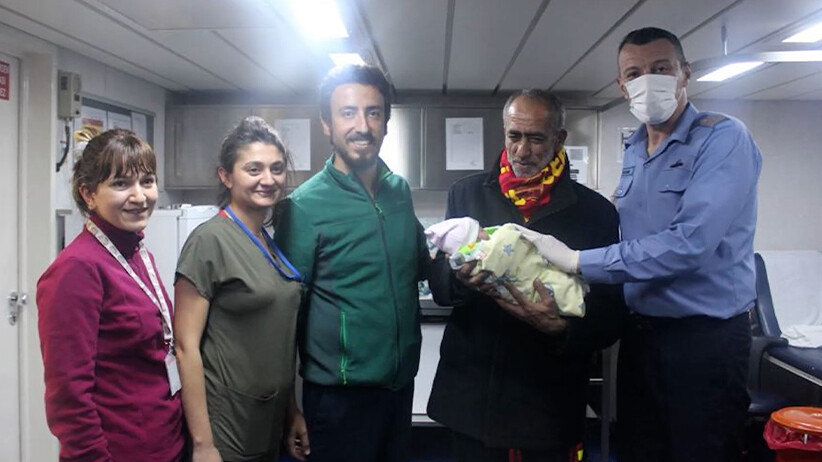 Gözlerini TCG Bayraktar Amfibi Gemisi'nde açan bebekler 2 yaşına girdi Gözlerini TCG Bayraktar Amfibi Gemisi'nde açan bebekler 2 yaşına girdi