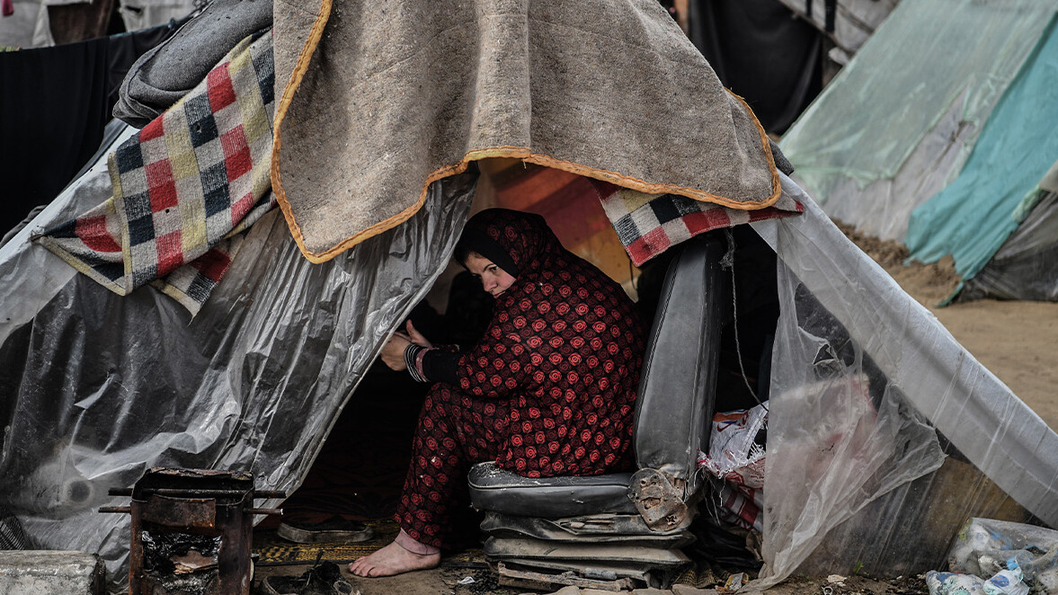 Gazze'de gıda krizi! Hayvan yemlerini öğütüyor, havuçları yemek olarak pişiriyorlar