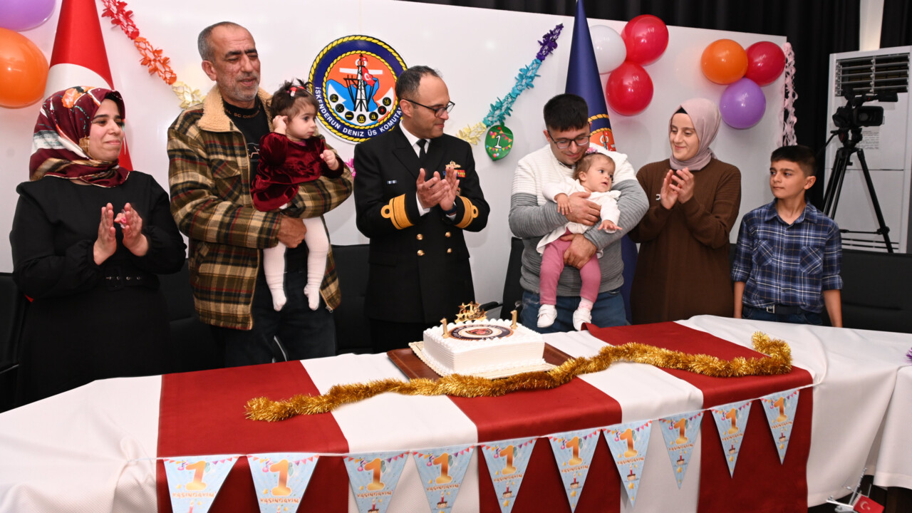 Gözlerini TCG Bayraktar Amfibi Gemisi'nde açan bebekler 2 yaşına girdi Gözlerini TCG Bayraktar Amfibi Gemisi'nde açan bebekler 2 yaşına girdi