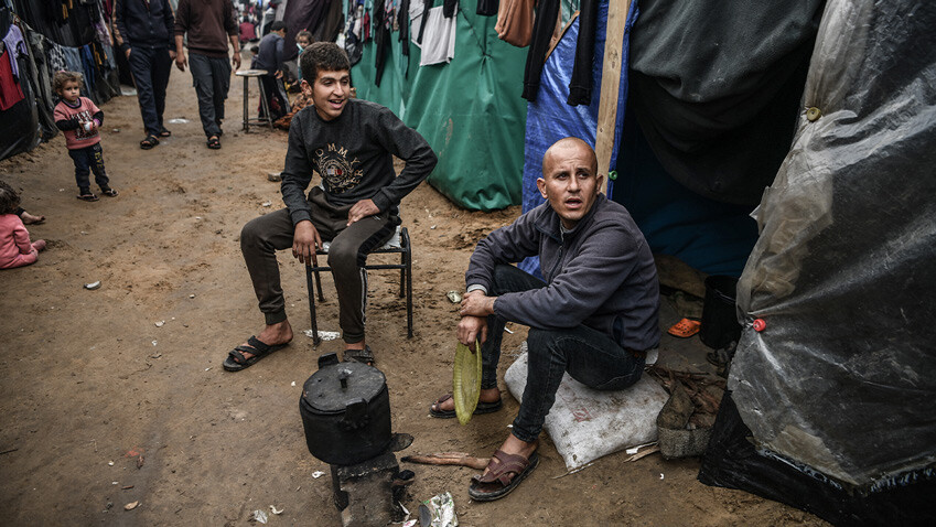 Gazze'de gıda krizi! Hayvan yemlerini öğütüyor, havuçları yemek olarak pişiriyorlar