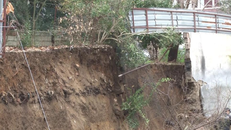 İstanbul'da yine 'istinat' faciası! Duvar iş makinesinin üzerine düştü, 1 kişi ağır yaralı