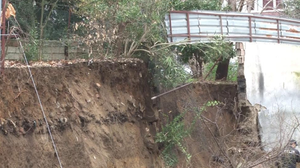 İstanbul'da yine 'istinat' faciası! Duvar iş makinesinin üzerine düştü, 1 kişi ağır yaralı