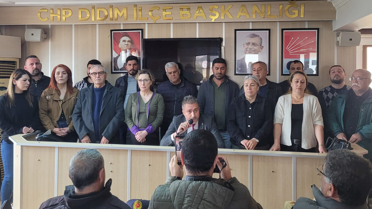 CHP Didim ilçe örgütü kendini feshetti: Adaylık krizinden toplu istifaya... CHP Didim ilçe örgütü kendini feshetti: Adaylık krizinden toplu istifaya...