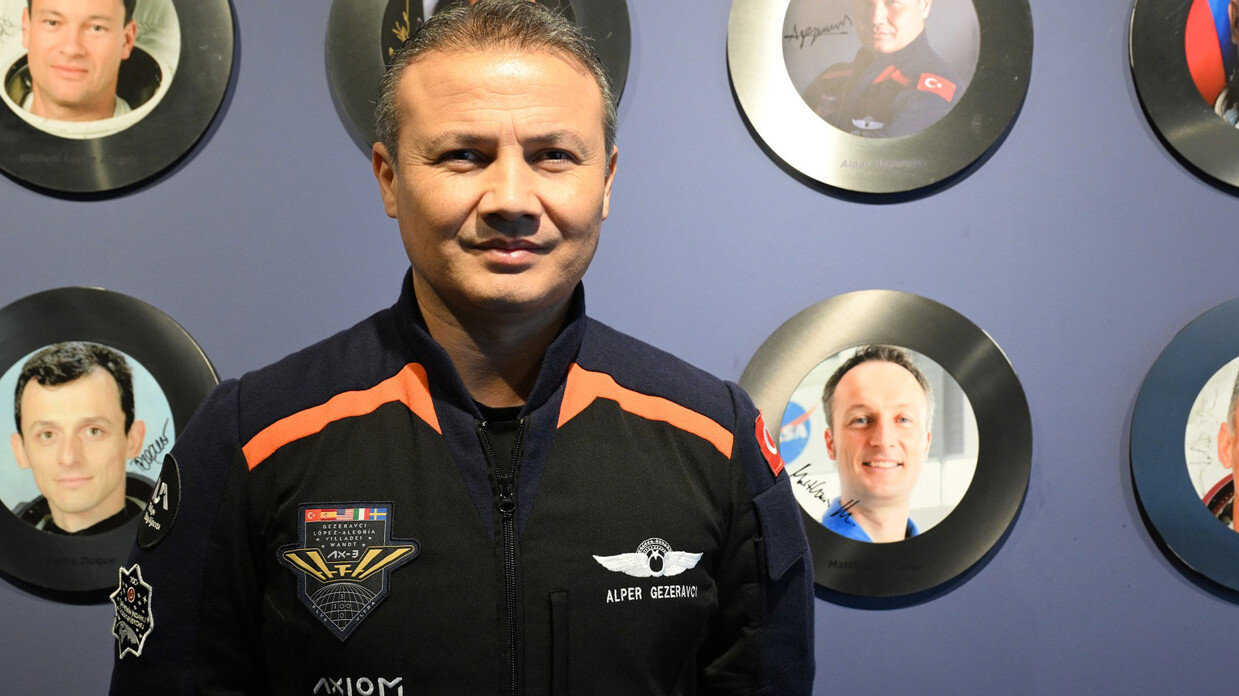 İmzayı attı! Alper Gezeravcı artık 'efsaneler' arasında İmzayı attı! Alper Gezeravcı artık 'efsaneler' arasında