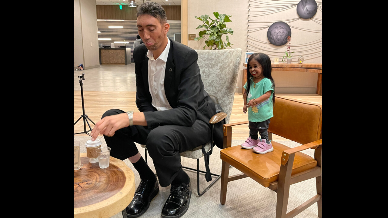 Dünyanın en uzun adamı ile en kısa kadını buluştu! Ortaya ilginç görüntüler çıktı Dünyanın en uzun adamı ile en kısa kadını buluştu! Ortaya ilginç görüntüler çıktı