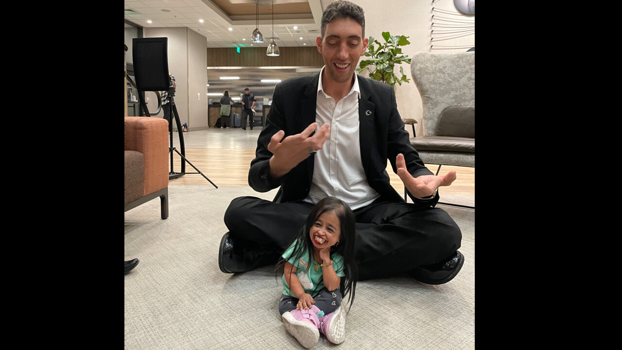 Dünyanın en uzun adamı ile en kısa kadını buluştu! Ortaya ilginç görüntüler çıktı Dünyanın en uzun adamı ile en kısa kadını buluştu! Ortaya ilginç görüntüler çıktı