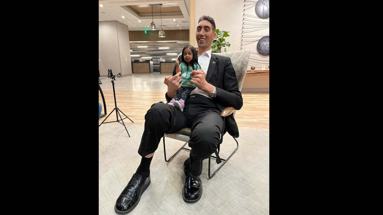 Dünyanın en uzun adamı ile en kısa kadını buluştu! Ortaya ilginç görüntüler çıktı Dünyanın en uzun adamı ile en kısa kadını buluştu! Ortaya ilginç görüntüler çıktı