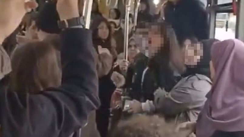 2 kadın otobüste saç baş birbirine girdi! Küfürler havada uçuştu, yolcular zor ayırdı 2 kadın otobüste saç baş birbirine girdi! Küfürler havada uçuştu, yolcular zor ayırdı