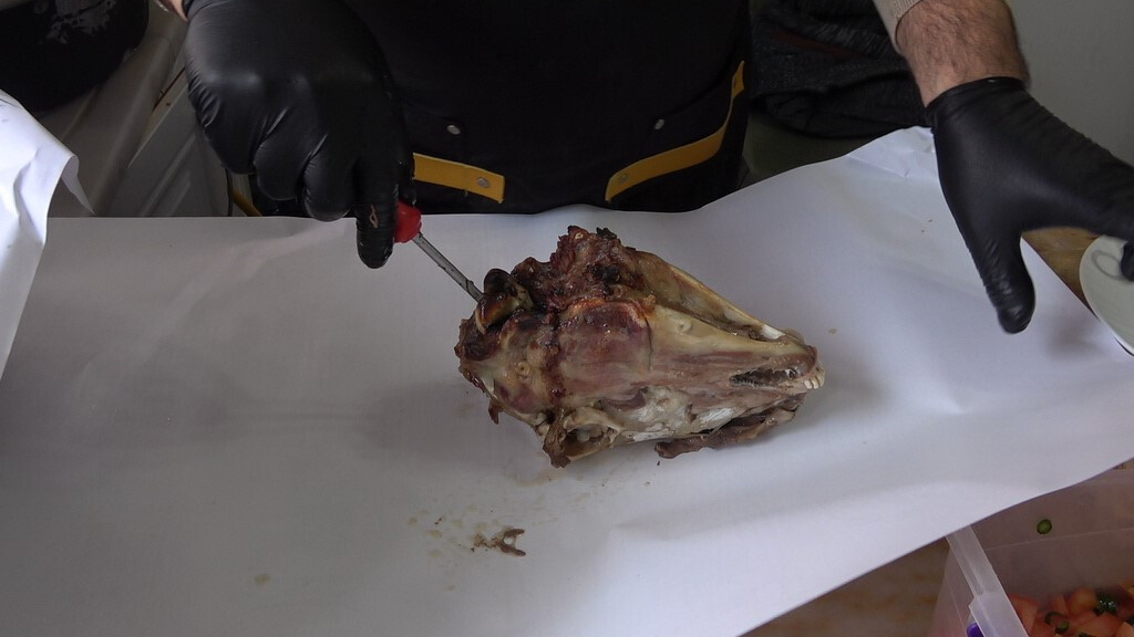 Yemek için sıraya giriyorlar! Odun ateşinde 15 saatte pişiyor, 2 saat içerisinde tükeniyor