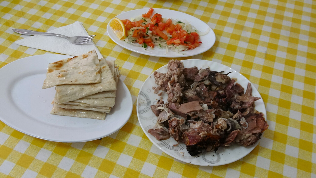 Yemek için sıraya giriyorlar! Odun ateşinde 15 saatte pişiyor, 2 saat içerisinde tükeniyor