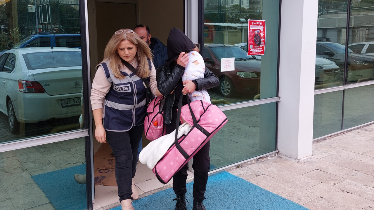 1.7 milyon TL'lik hırsızlık yaptı, kucağında bebeğiyle hapse girdi 1.7 milyon TL'lik hırsızlık yaptı, kucağında bebeğiyle hapse girdi